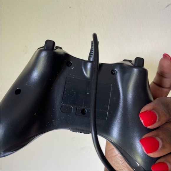 Black Xbox 360 Wired Controller for Gaming for parts not tested - Picture 2 of 3